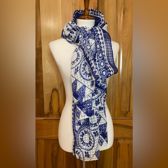 C - Shimmering Deep Blue & Bright White Lightweight Woven Scarf, Rough Hem - EUC - Picture 14 of 16